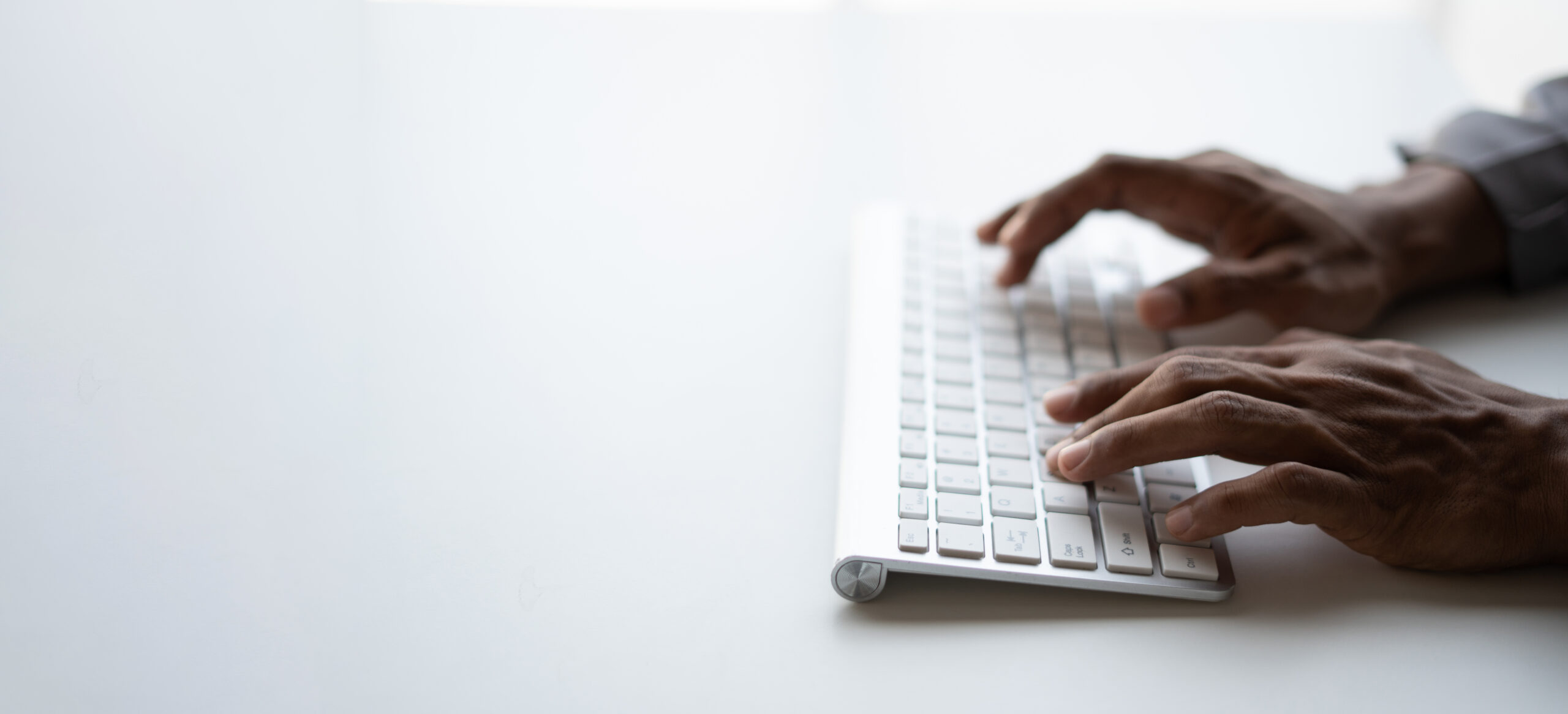 Hände tippen auf der Tastatur eines Laptops