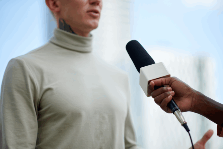 Journalist hält Auskunftsperson ein Mikrofon hin