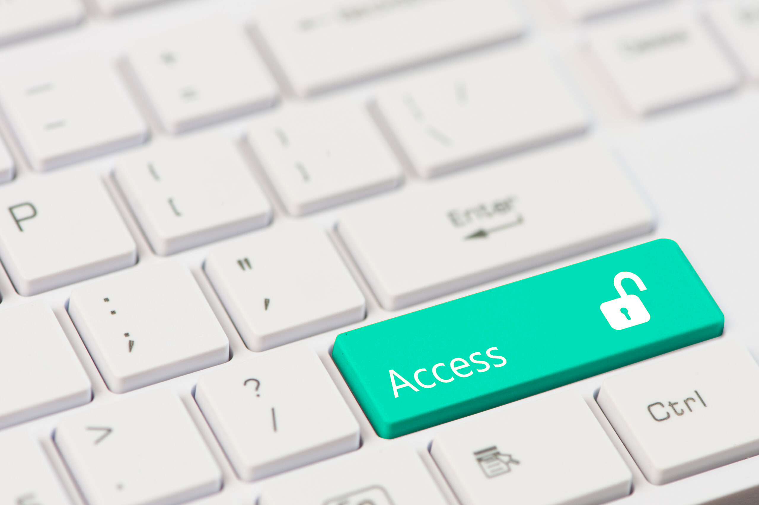 Grüne Tastaturtaste mit der Aufschrift „Access“ und einem geöffneten Schloss-Symbol zwischen weissen Tasten.