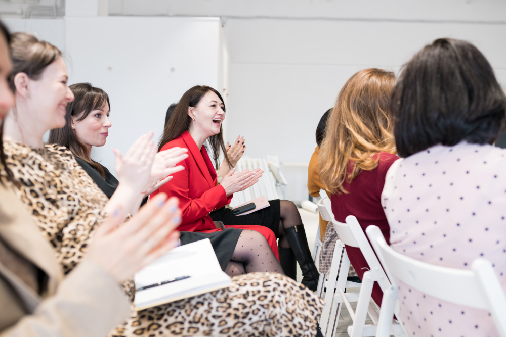 Frauen applaudieren nach einem Vortrag